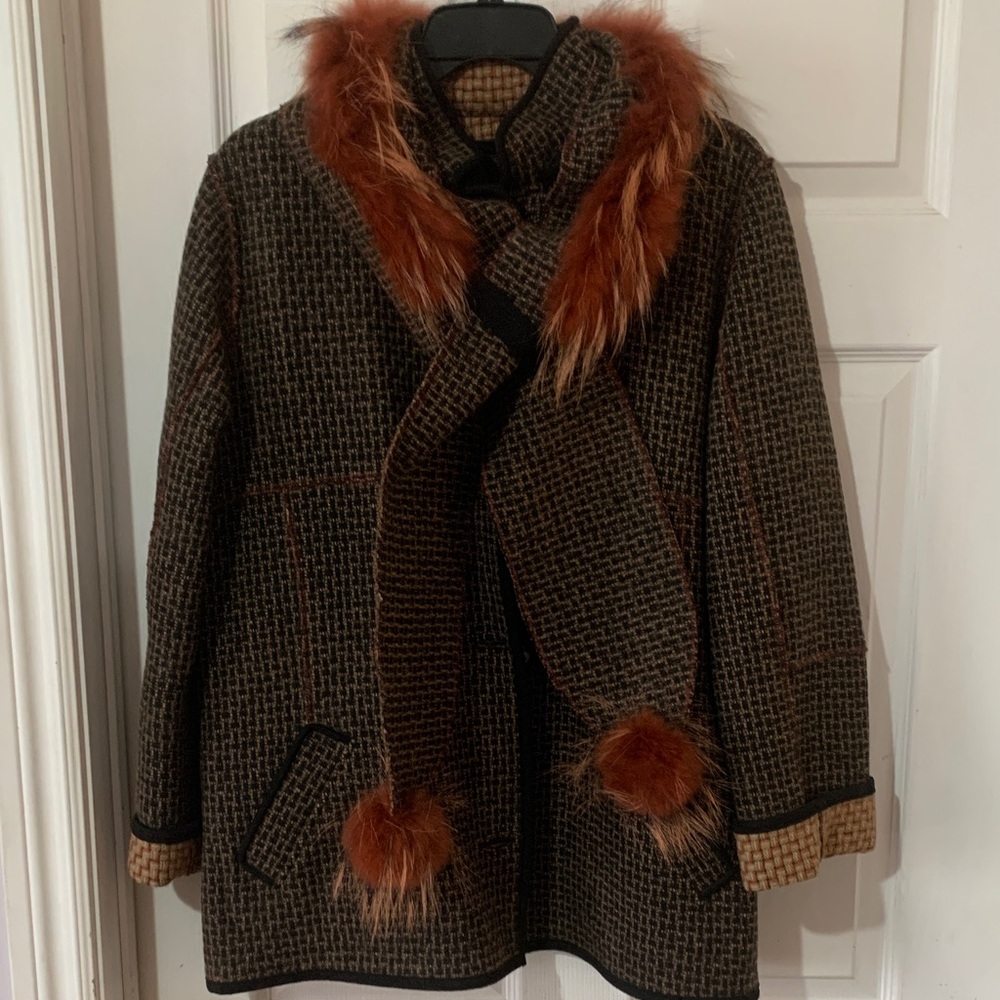 TWEED/ Herringbone coat with fur trim.